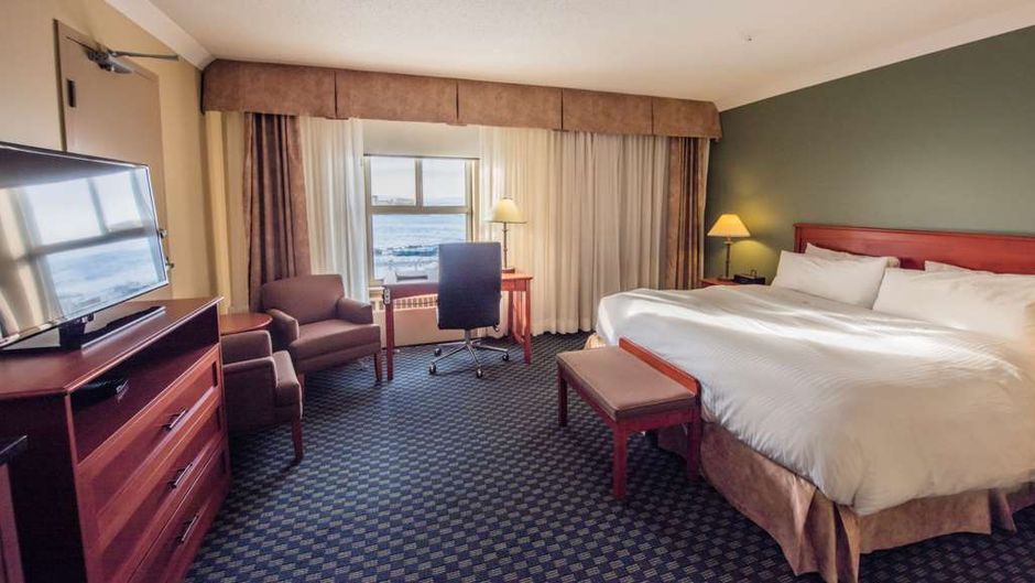 Frobisher Inn Room