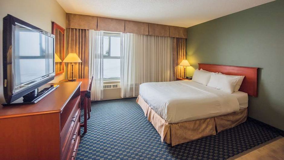 Frobisher Inn Room