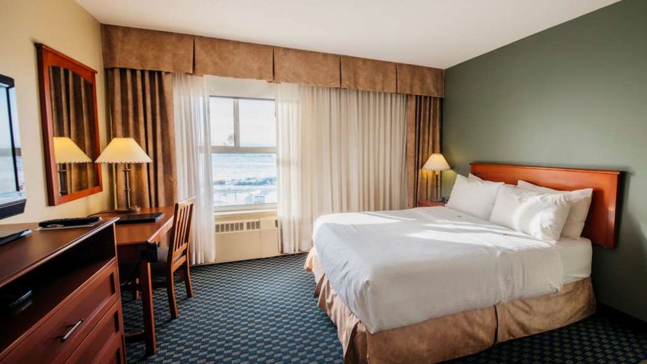 Frobisher Inn Room