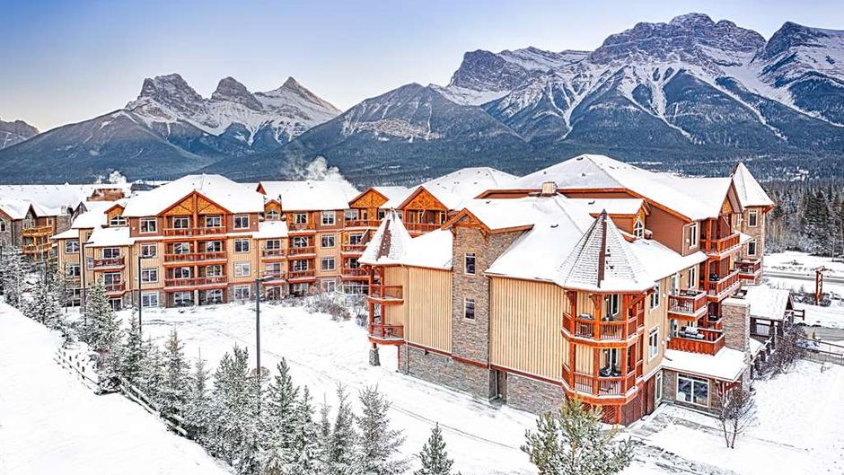 Falcon Crest Lodge Exterior
