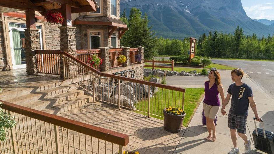 Falcon Crest Lodge Exterior