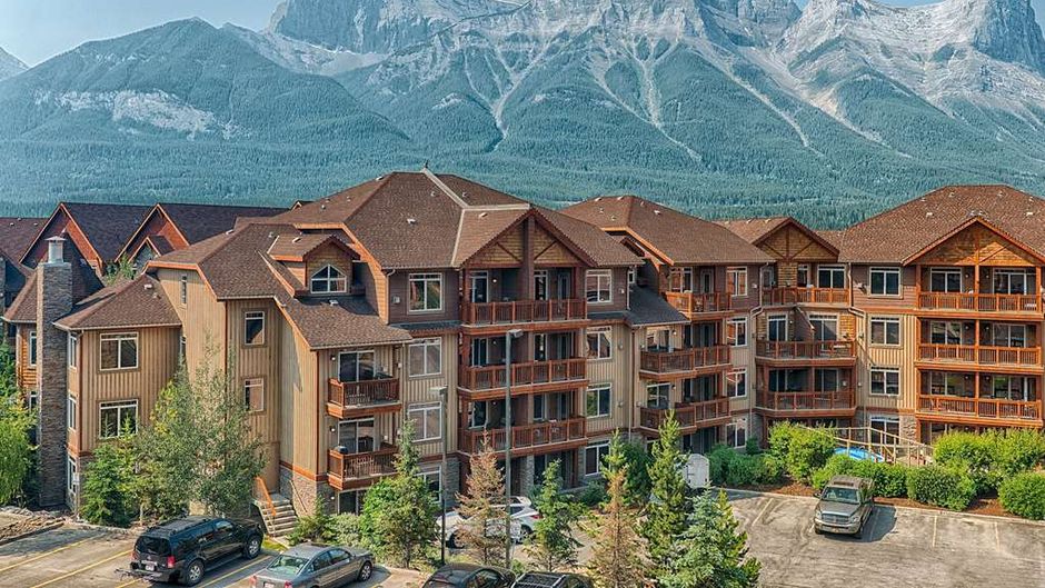 Falcon Crest Lodge Exterior