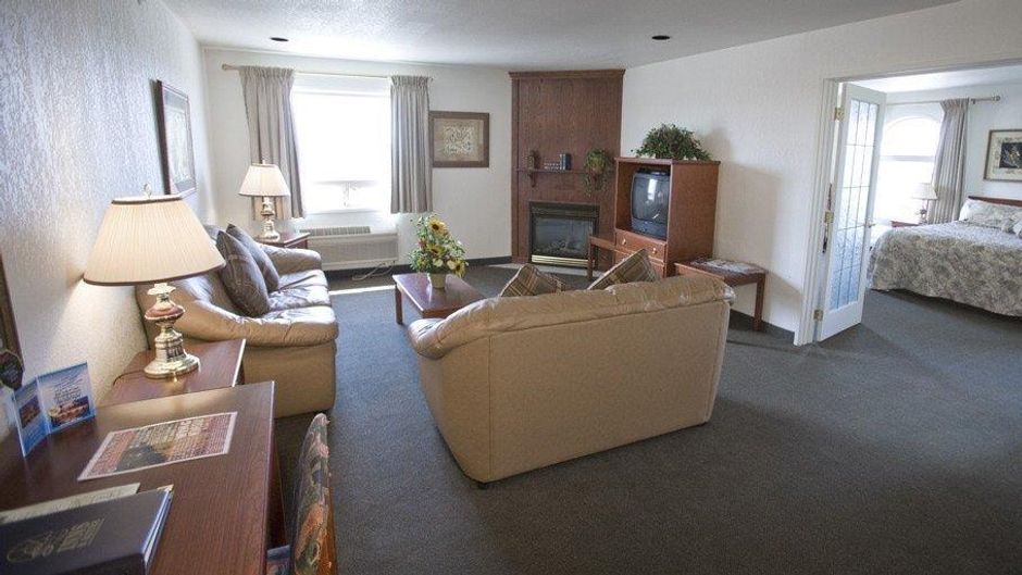 Service Plus Inns & Suites Suite