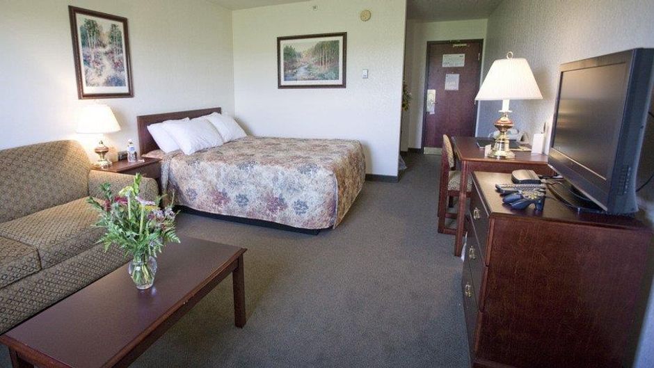 Service Plus Inns & Suites Room
