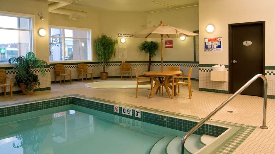 Merit Hotel & Suites Pool