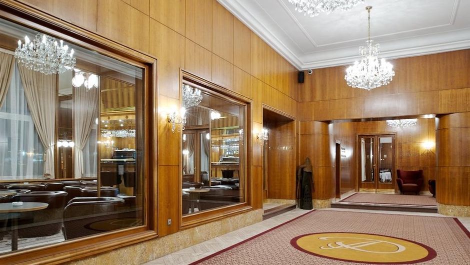 Hotel Devin Lobby