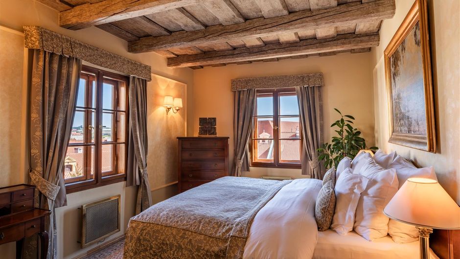 Golden Well Hotel Suite