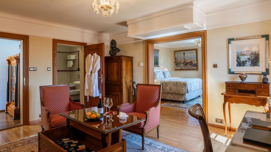Golden Well Hotel Suite