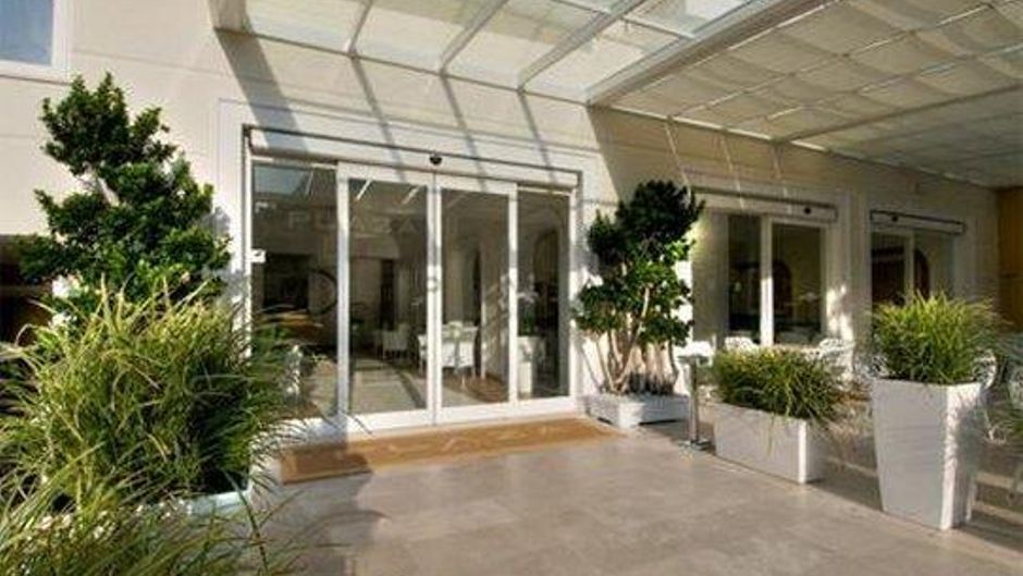 Hotel Plaza Exterior
