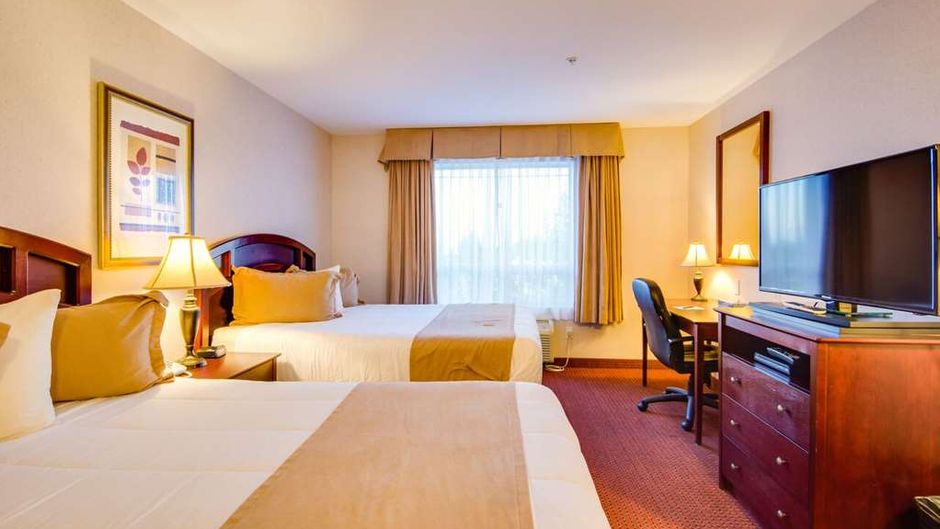 Peavine Inn & Suites Room