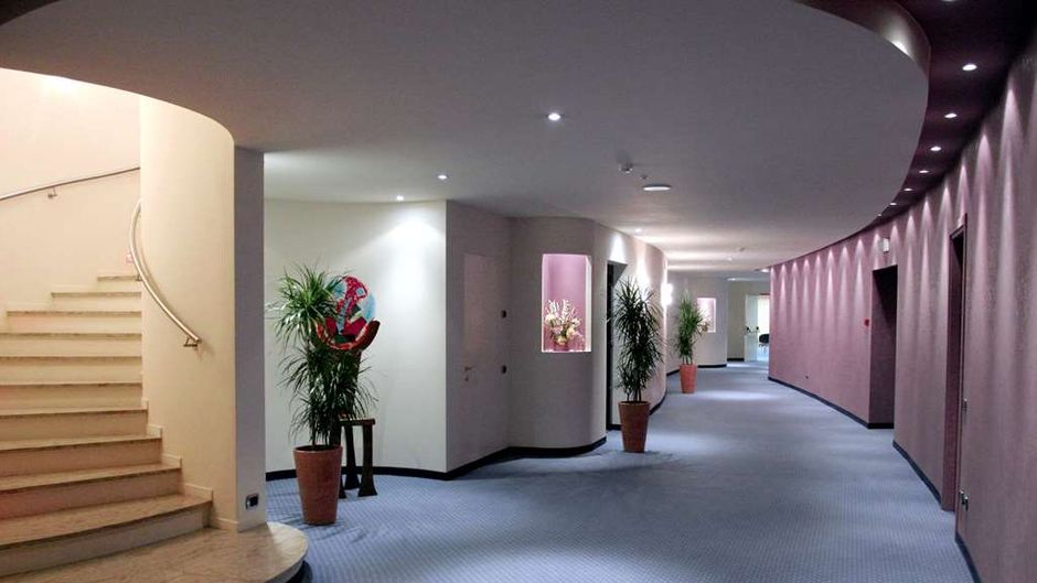 Luna Hotel Motel Airport Lobby