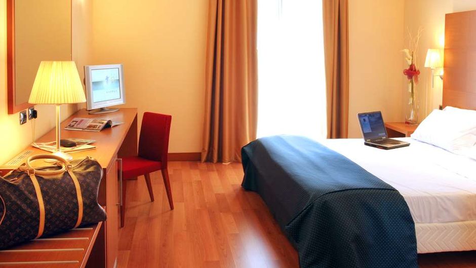 Luna Hotel Motel Airport Room