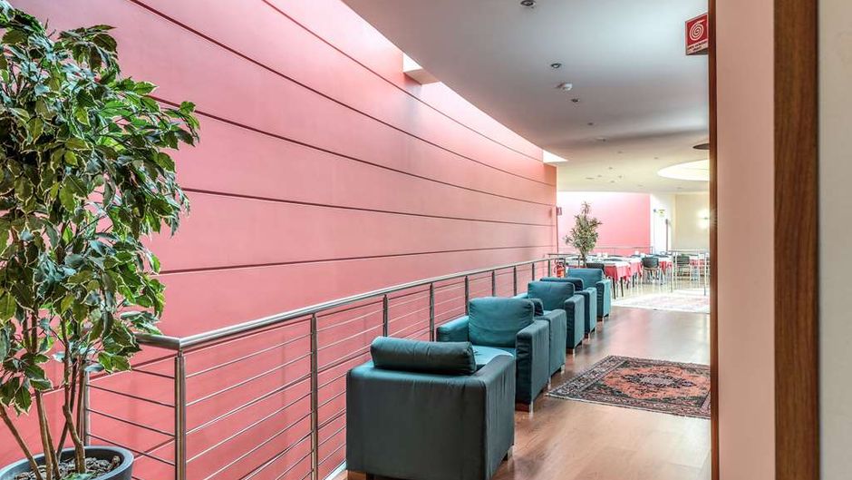 Luna Hotel Motel Airport Lobby