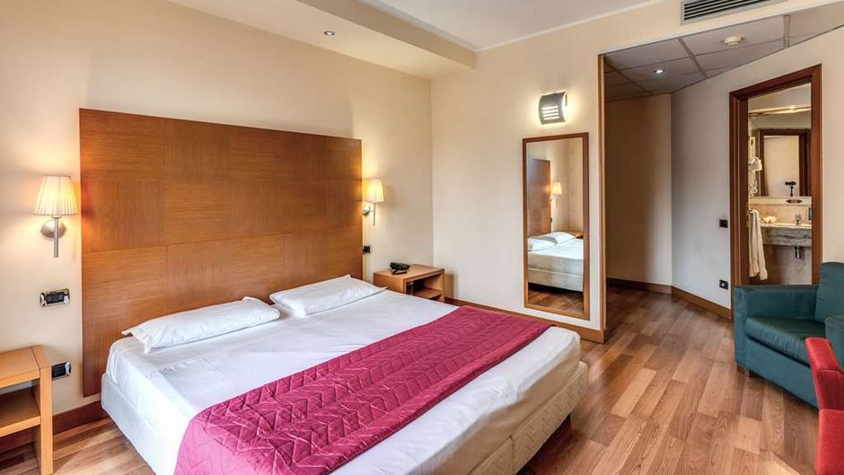 Luna Hotel Motel Airport Room