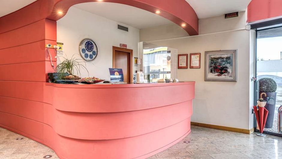 Luna Hotel Motel Airport Lobby
