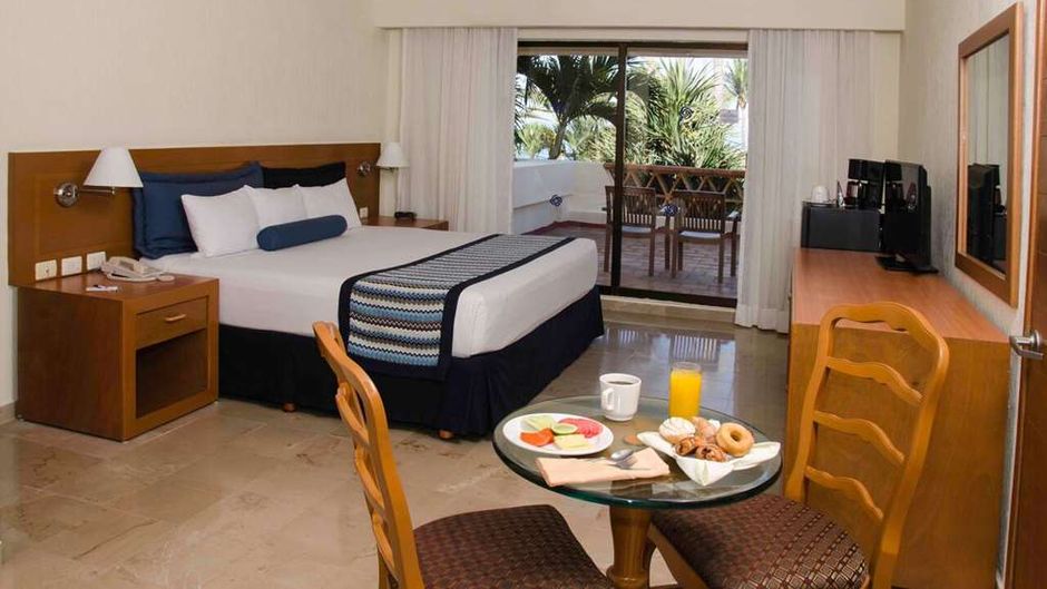 Plaza Pelicanos Grand Beach Resort Room