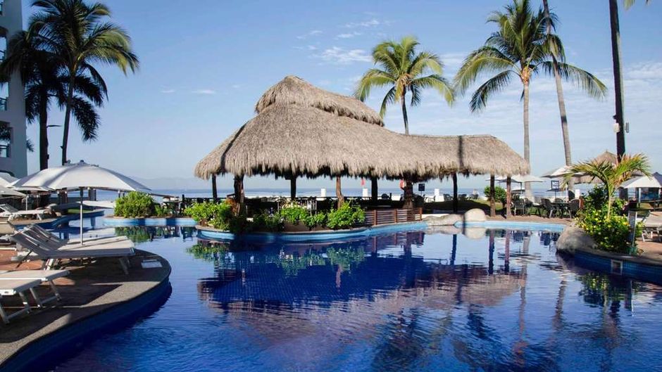 Plaza Pelicanos Grand Beach Resort Pool