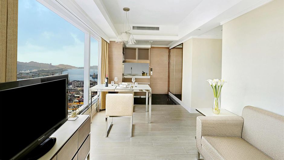 Harbour Plaza 8 Degrees Suite