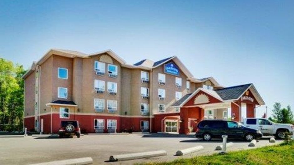 Lakeview Inns & Suites Chetwynd Exterior