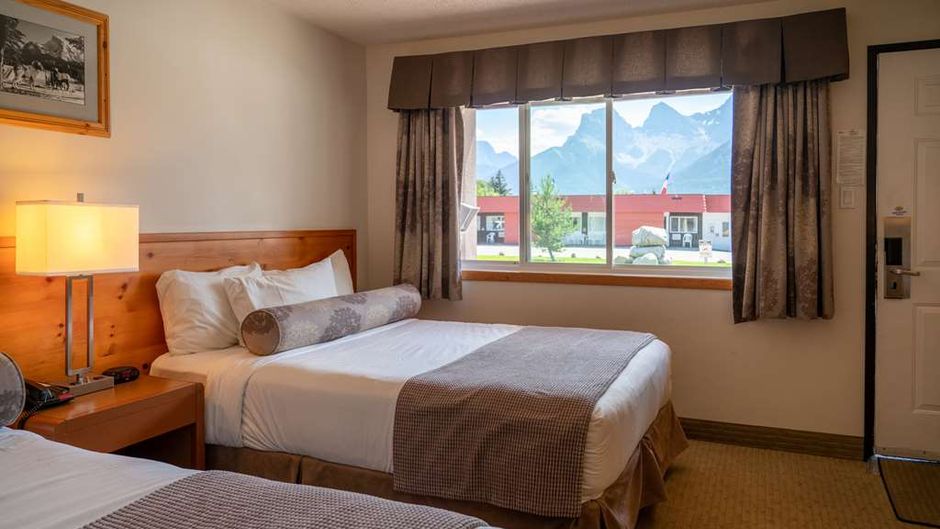 Rocky Mountain Ski Lodge Room