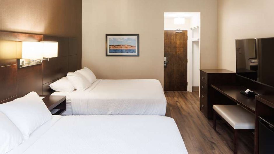Rodd Royalty Inn & Suites Room