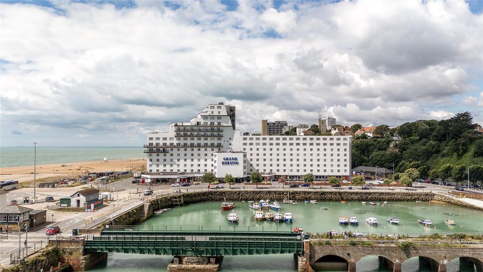 Grand Burstin Hotel Exterior
