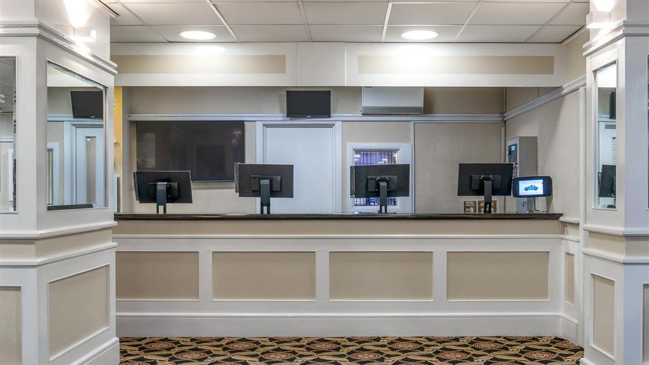 Grand Burstin Hotel Lobby
