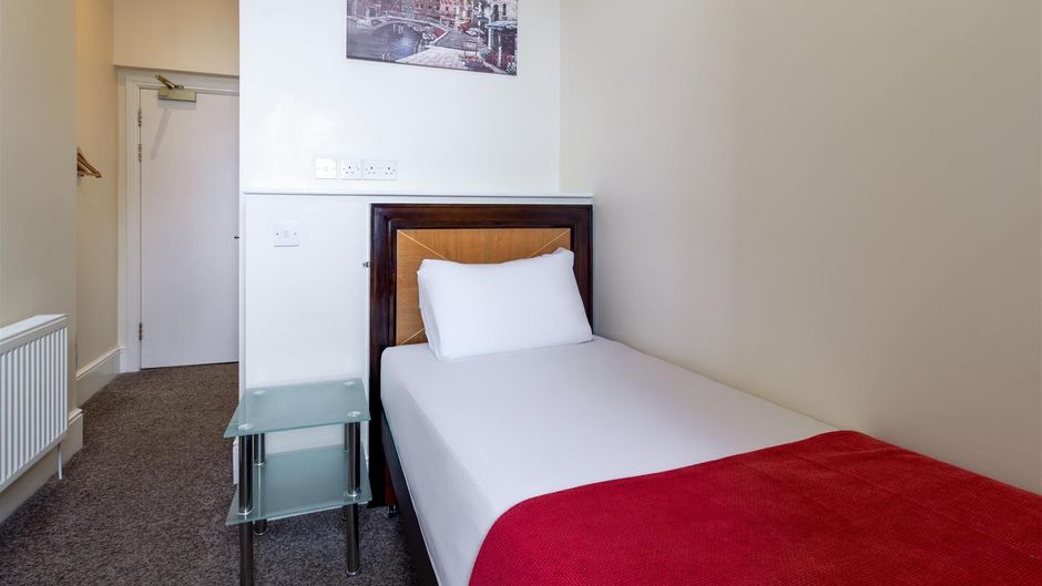 Grand Burstin Hotel Room