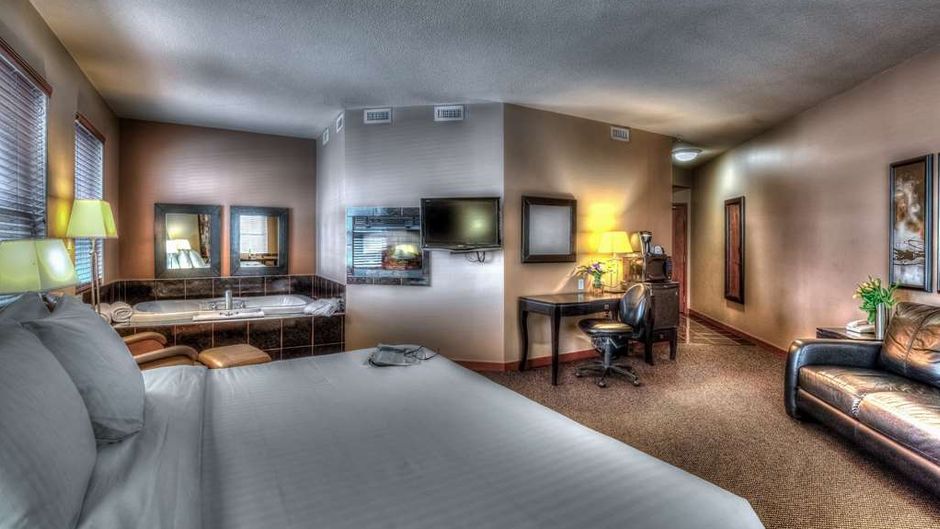 Podollan Inn & Spa Grande Prairie Suite