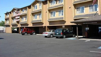 Clackamas Inn
