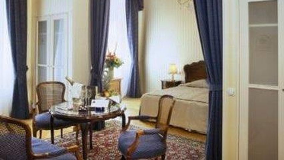 Hotel Ambassador Room
