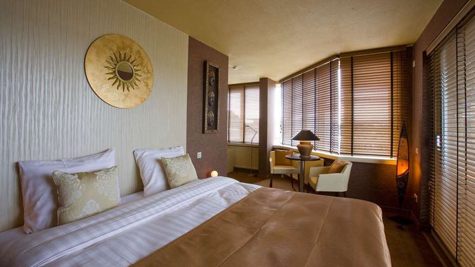 Carlton Oasis Hotel Suite