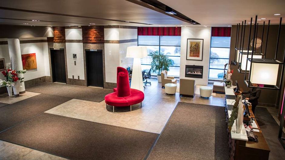 Hotel Ruby Foo's Lobby