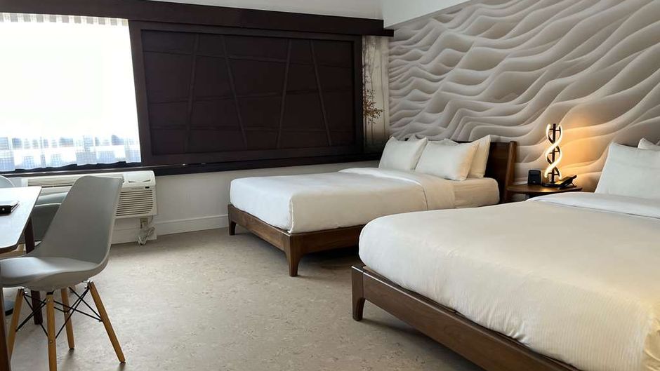 Hotel Ruby Foo's Room