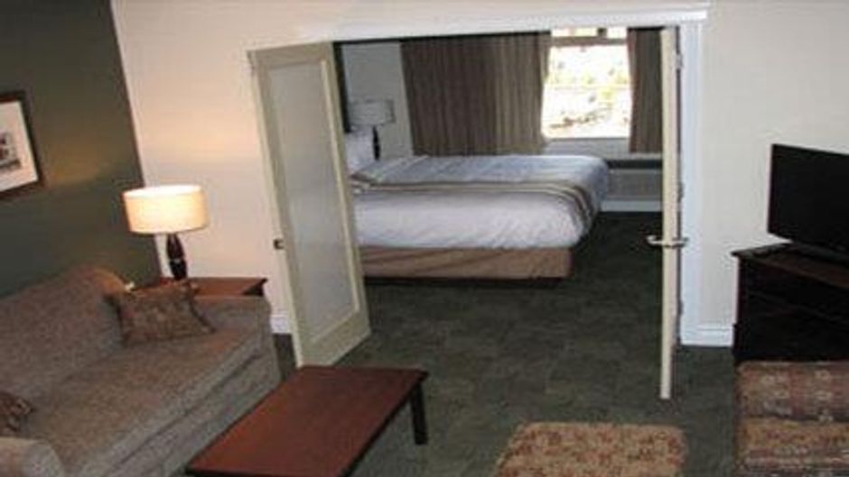 Chateau Nova Yellowhead Room