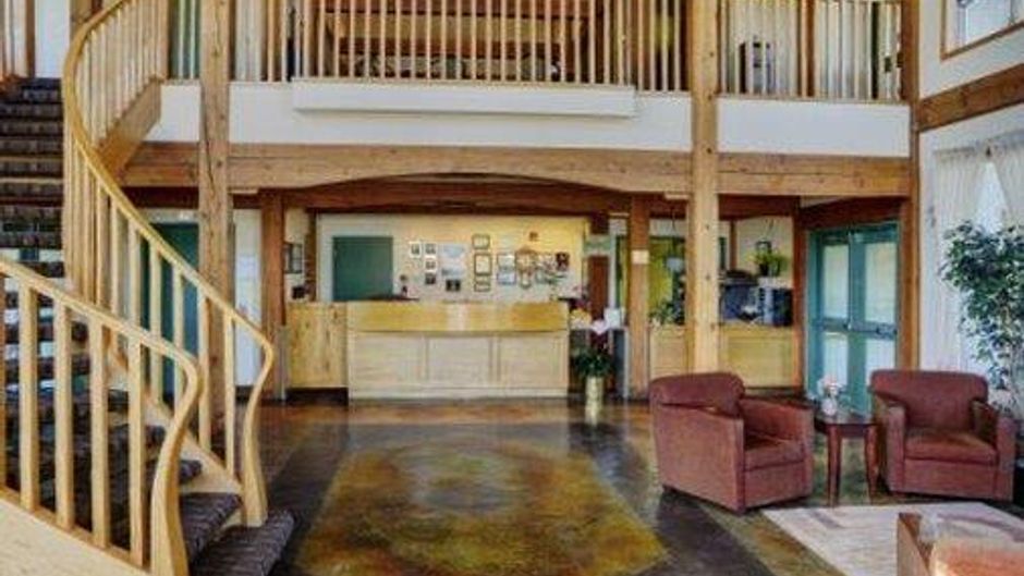 Lakeview Inn & Suites Okotoks Lobby