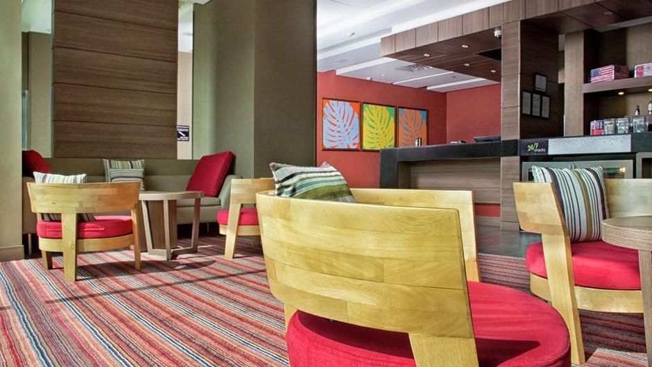 Hampton Inn by Hilton Cali Lobby