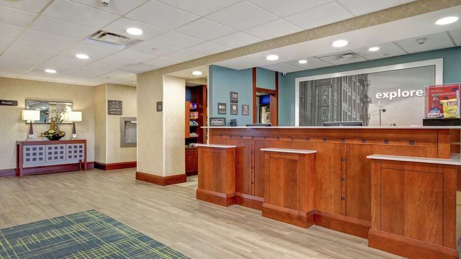Hampton Inn & Suites by Hilton Guelph Lobby