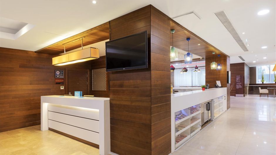 Hampton by Hilton Istanbul Kayasehir Lobby