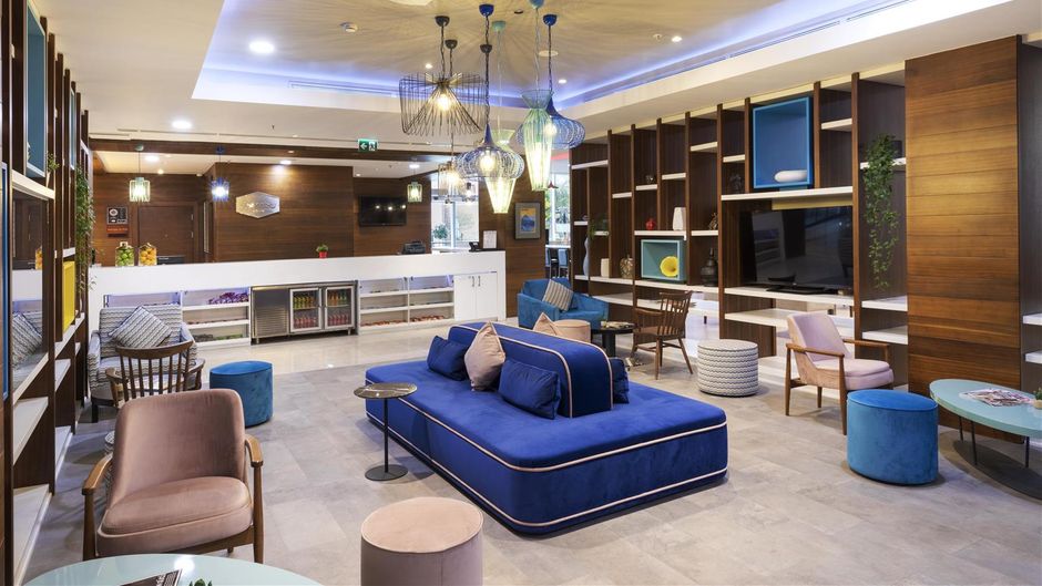 Hampton by Hilton Istanbul Kayasehir Lobby