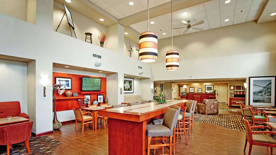 Hampton Inn & Suites Barrie Lobby