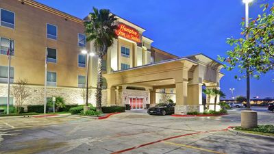 Hampton Inn & Suites Northeast I-35