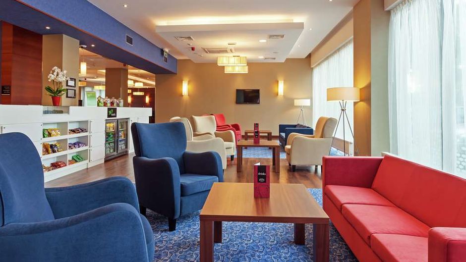 Hampton by Hilton Warsaw Airport Lobby