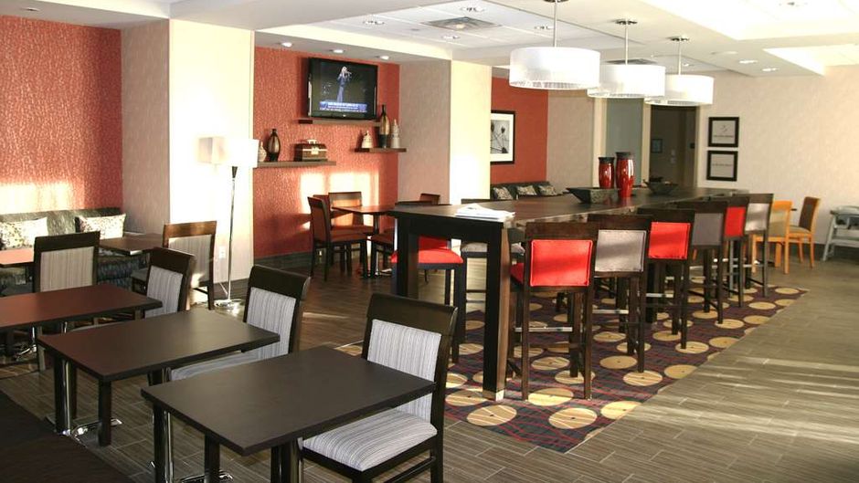 Hampton Inn by Hilton Fort Saskatchewan Lobby