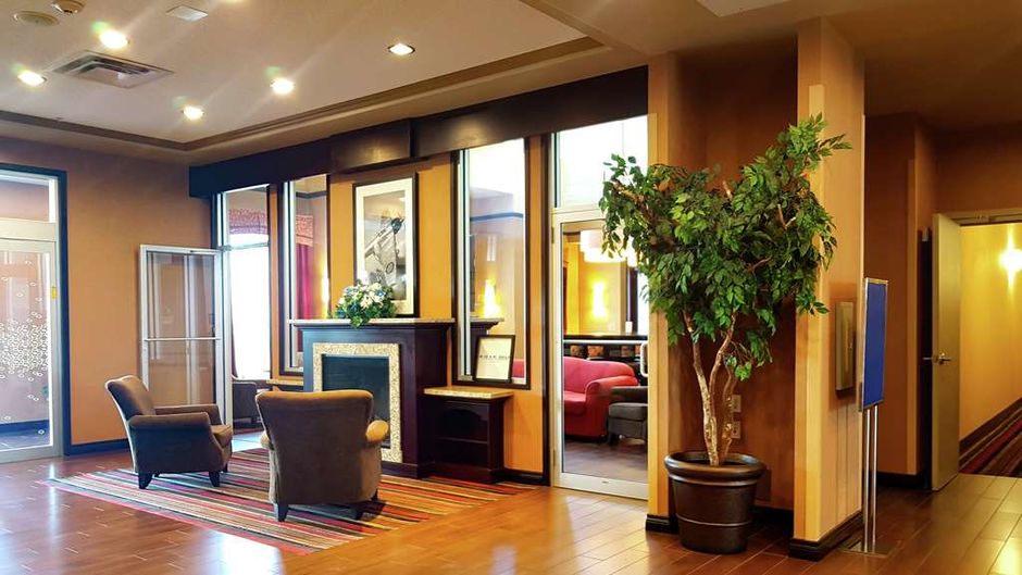 Hampton Inn Edmonton Airport Lobby