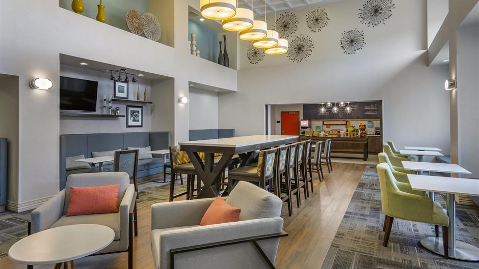 Hampton Inn & Suites West Lobby