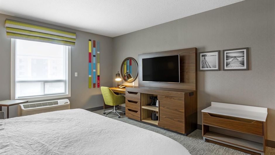 Hampton Inn & Suites West Room