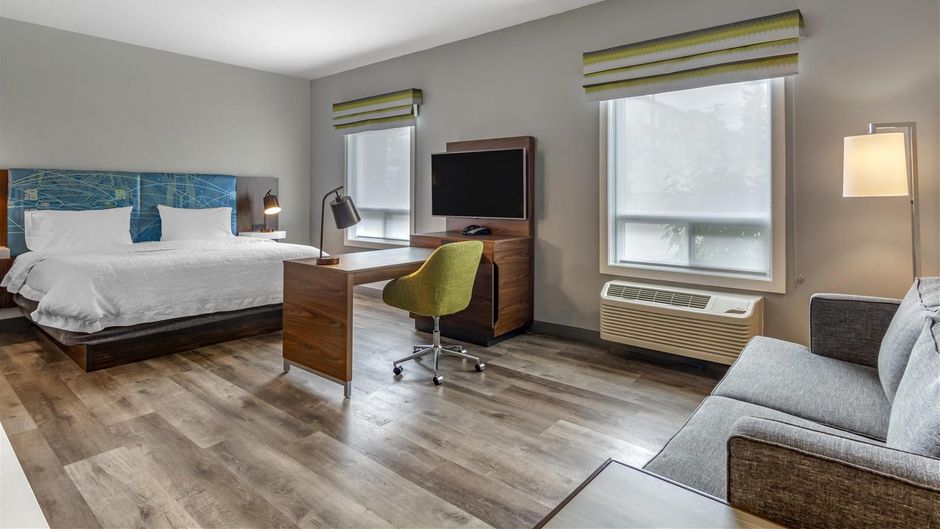 Hampton Inn & Suites West Room