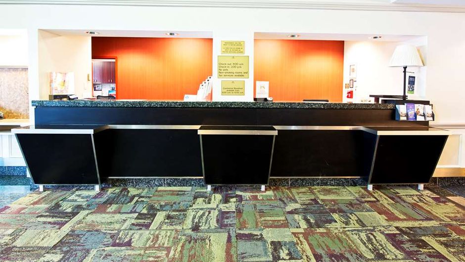Hampton Inn Ottawa Lobby