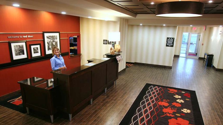 Hampton Inn & Suites by Hilton Red Deer Lobby